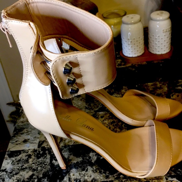 Nude Heels 👠👠 ( - Picture 1 of 3